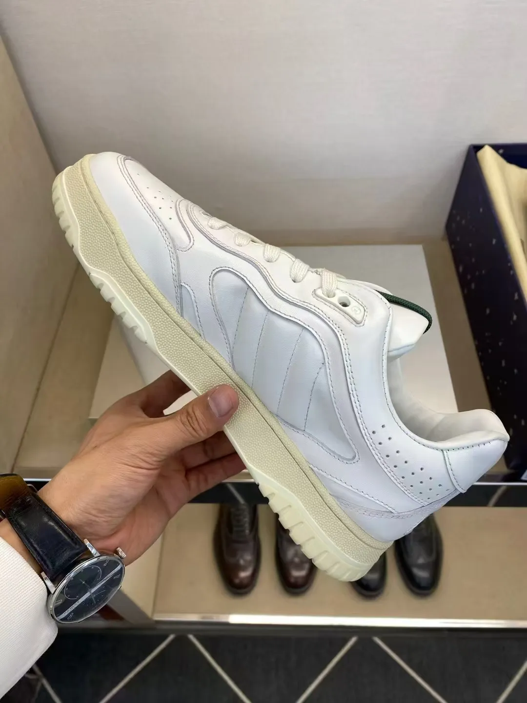 P400 new men's shoes GUCCI [Lightning] latest shoes are shipped. Original quality, fashionable, made of special materials, sheepskin lining, brand new packaging. The foot feels super comfortable and the workmanship is impeccable. Size: Male 38-45.